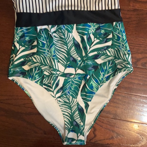 Cupshe palm and striped for peace - Picture 4 of 6